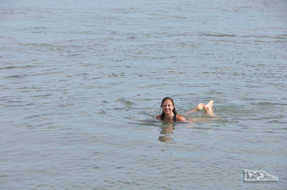 Refrescando-se no rio que divide as praias de Fortim e Canoa Quebrada, no litoral do Ceará